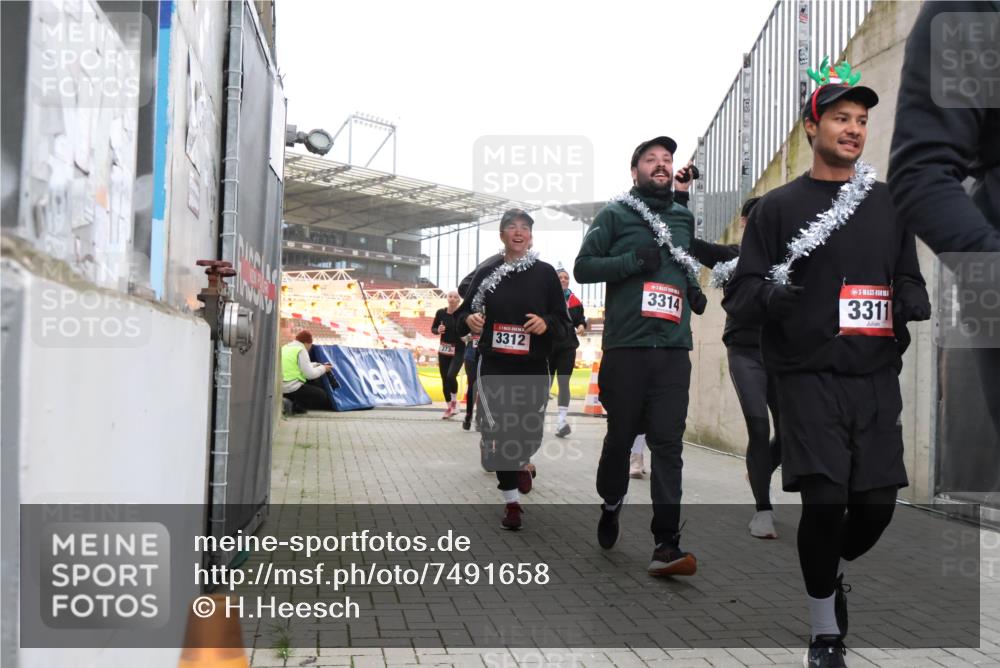 08.12.2024 - St. Pauli X-Mass-Run No. 14 H.Heesch http://msf.ph/oto/7491658 08.12.2024 10:05:31 Ziel 24, 1021, 1067, 2013, 2015, 2836, 3077, 3313, 3315, 3317, 3318, 24, 273, 312, 1959, 2031, 2165, 3077, 3310, 3311, 3312, 3314, 3315, 3316, 3317 meine-sportfotos.de