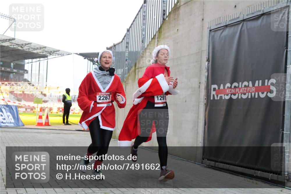 08.12.2024 - St. Pauli X-Mass-Run No. 14 H.Heesch http://msf.ph/oto/7491662 08.12.2024 09:57:27 Ziel 364, 384, 420, 755, 763, 904, 1291, 1982, 2267, 3022, 904, 1291, 2267, 3162 meine-sportfotos.de