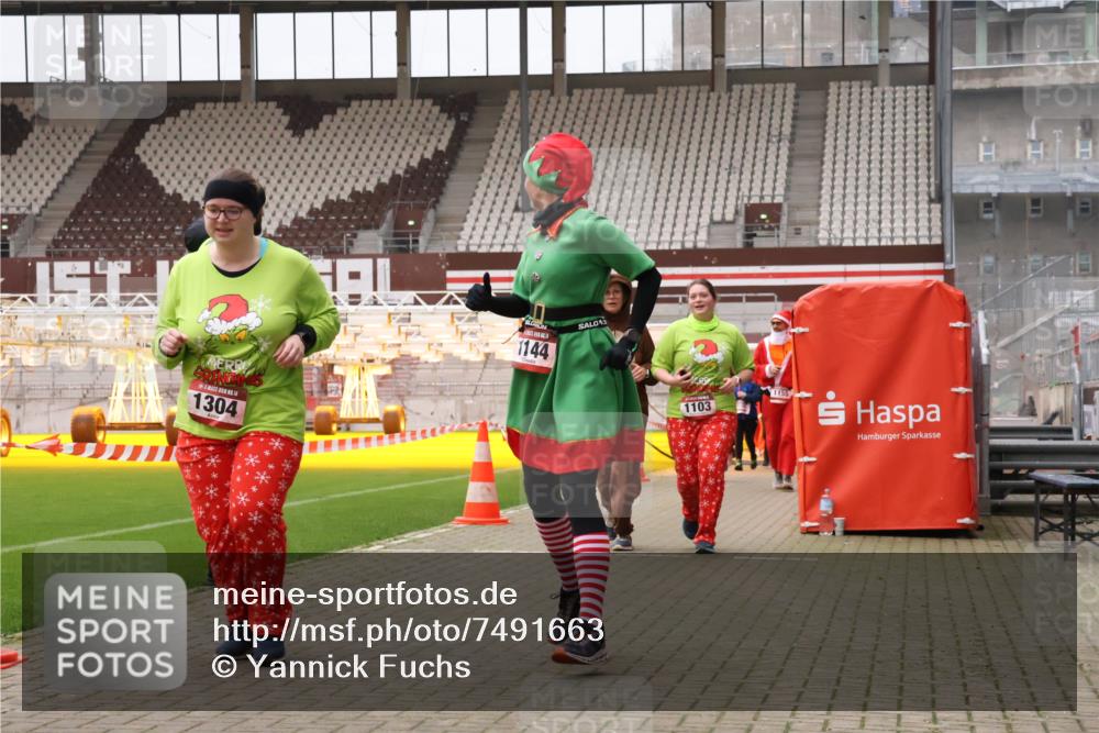 08.12.2024 - St. Pauli X-Mass-Run No. 14 Yannick Fuchs http://msf.ph/oto/7491663 08.12.2024 10:43:04 Ziel 1030, 1103, 1144, 1155, 1204, 1231, 1304, 1411, 1520, 1524, 1525 meine-sportfotos.de