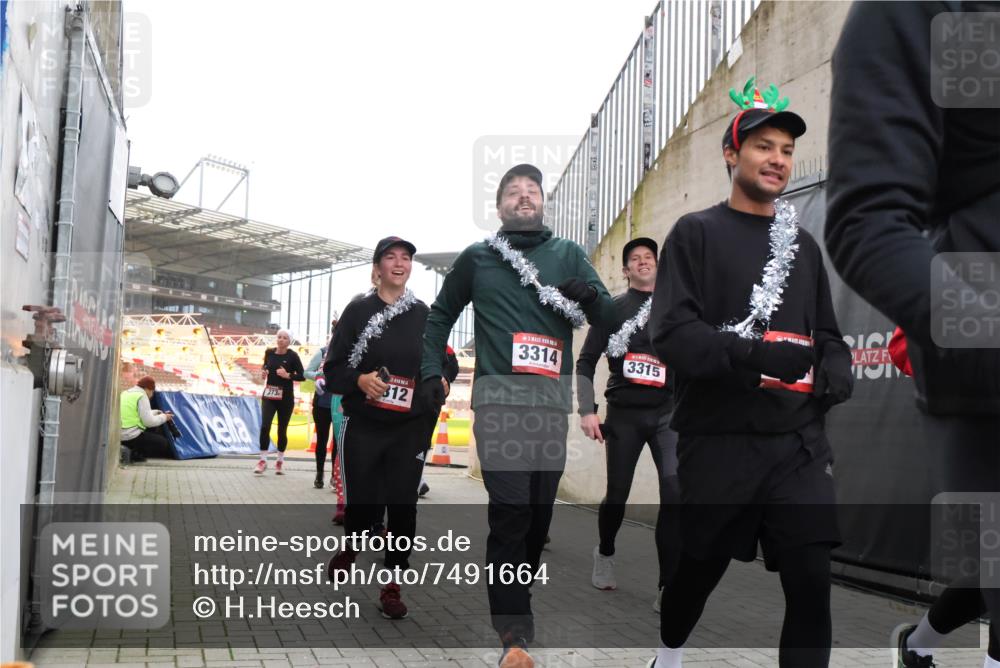 08.12.2024 - St. Pauli X-Mass-Run No. 14 H.Heesch http://msf.ph/oto/7491664 08.12.2024 10:05:31 Ziel 24, 1021, 1067, 2013, 2015, 2836, 3077, 3313, 3315, 3317, 3318, 24, 273, 312, 1959, 2031, 2165, 3077, 3310, 3311, 3312, 3314, 3315, 3316, 3317 meine-sportfotos.de
