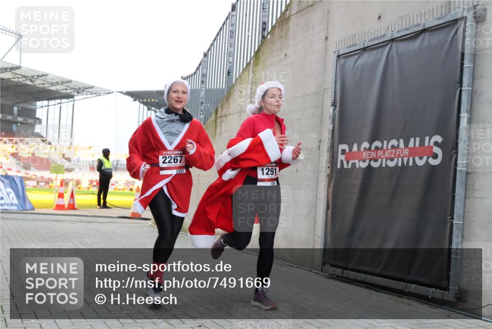 08.12.2024 - St. Pauli X-Mass-Run No. 14 H.Heesch http://msf.ph/oto/7491669 08.12.2024 09:57:27 Ziel 364, 384, 420, 755, 763, 904, 1291, 1982, 2267, 3022, 904, 1291, 2267, 3162 meine-sportfotos.de