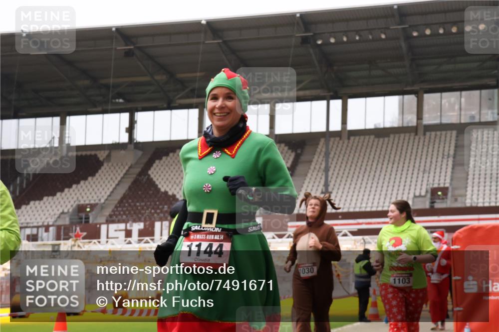 08.12.2024 - St. Pauli X-Mass-Run No. 14 Yannick Fuchs http://msf.ph/oto/7491671 08.12.2024 10:43:05 Ziel 1030, 1038, 1103, 1144, 1155, 1204, 1231, 1304, 1411, 1520, 1524, 1525 meine-sportfotos.de