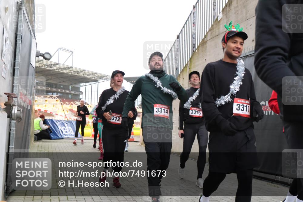 08.12.2024 - St. Pauli X-Mass-Run No. 14 H.Heesch http://msf.ph/oto/7491673 08.12.2024 10:05:31 Ziel 24, 1021, 1067, 2013, 2015, 2836, 3077, 3313, 3315, 3317, 3318, 24, 273, 312, 1959, 2031, 2165, 3077, 3310, 3311, 3312, 3314, 3315, 3316, 3317 meine-sportfotos.de
