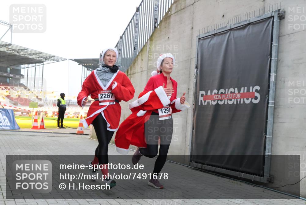08.12.2024 - St. Pauli X-Mass-Run No. 14 H.Heesch http://msf.ph/oto/7491678 08.12.2024 09:57:27 Ziel 364, 384, 420, 755, 763, 904, 1291, 1982, 2267, 3022, 904, 1291, 2267, 3162 meine-sportfotos.de