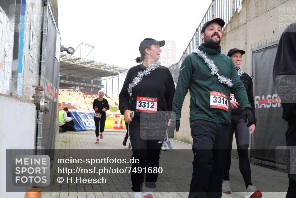 08.12.2024 - St. Pauli X-Mass-Run No. 14 H.Heesch http://msf.ph/oto/7491680 08.12.2024 10:05:32 Ziel 24, 1021, 1067, 2013, 2015, 2165, 2836, 3077, 3311, 3313, 3314, 3315, 3317, 3318, 273, 312, 1959, 2031, 2165, 2889, 2890, 3310, 3311, 3312, 3314, 3315, 3316, 3317 meine-sportfotos.de