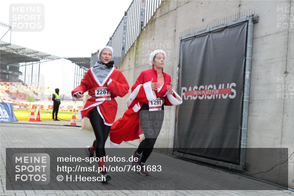 08.12.2024 - St. Pauli X-Mass-Run No. 14 H.Heesch http://msf.ph/oto/7491683 08.12.2024 09:57:28 Ziel 364, 384, 420, 755, 763, 904, 1291, 1982, 2267, 3022, 1291, 2267, 3162 meine-sportfotos.de
