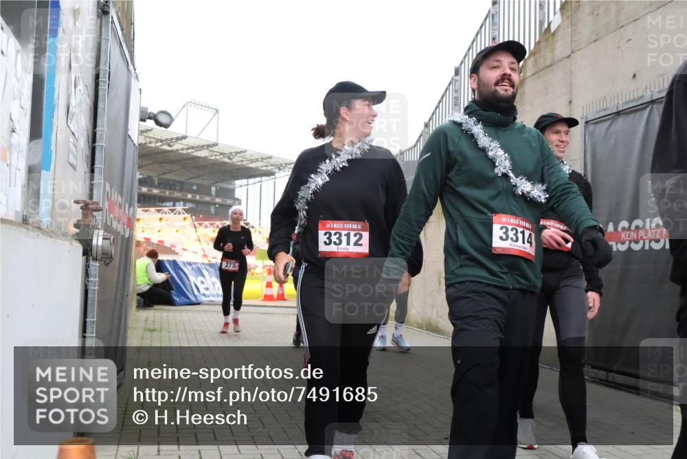08.12.2024 - St. Pauli X-Mass-Run No. 14 H.Heesch http://msf.ph/oto/7491685 08.12.2024 10:05:32 Ziel 24, 1021, 1067, 2013, 2015, 2165, 2836, 3077, 3311, 3313, 3314, 3315, 3317, 3318, 273, 312, 1959, 2031, 2165, 2889, 2890, 3310, 3311, 3312, 3314, 3315, 3316, 3317 meine-sportfotos.de