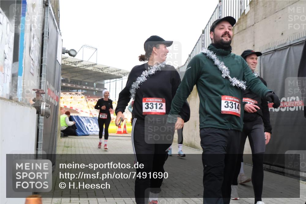 08.12.2024 - St. Pauli X-Mass-Run No. 14 H.Heesch http://msf.ph/oto/7491690 08.12.2024 10:05:32 Ziel 24, 1021, 1067, 2013, 2015, 2165, 2836, 3077, 3311, 3313, 3314, 3315, 3317, 3318, 273, 312, 1959, 2031, 2165, 2889, 2890, 3310, 3311, 3312, 3314, 3315, 3316, 3317 meine-sportfotos.de