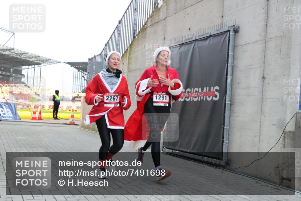 08.12.2024 - St. Pauli X-Mass-Run No. 14 H.Heesch http://msf.ph/oto/7491698 08.12.2024 09:57:28 Ziel 364, 384, 420, 755, 763, 904, 1291, 1982, 2267, 3022, 1291, 2267, 3162 meine-sportfotos.de