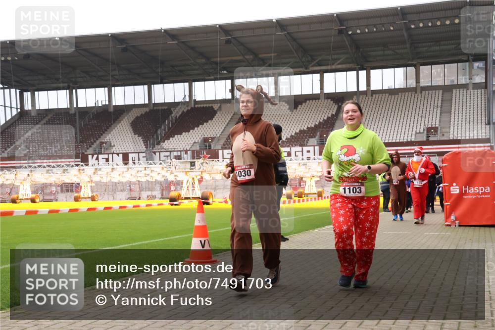 08.12.2024 - St. Pauli X-Mass-Run No. 14 Yannick Fuchs http://msf.ph/oto/7491703 08.12.2024 10:43:08 Ziel 1030, 1038, 1103, 1144, 1155, 1304, 1411 meine-sportfotos.de