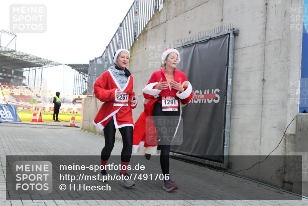 08.12.2024 - St. Pauli X-Mass-Run No. 14 H.Heesch http://msf.ph/oto/7491706 08.12.2024 09:57:28 Ziel 364, 384, 420, 755, 763, 904, 1291, 1982, 2267, 3022, 1291, 2267, 3162 meine-sportfotos.de