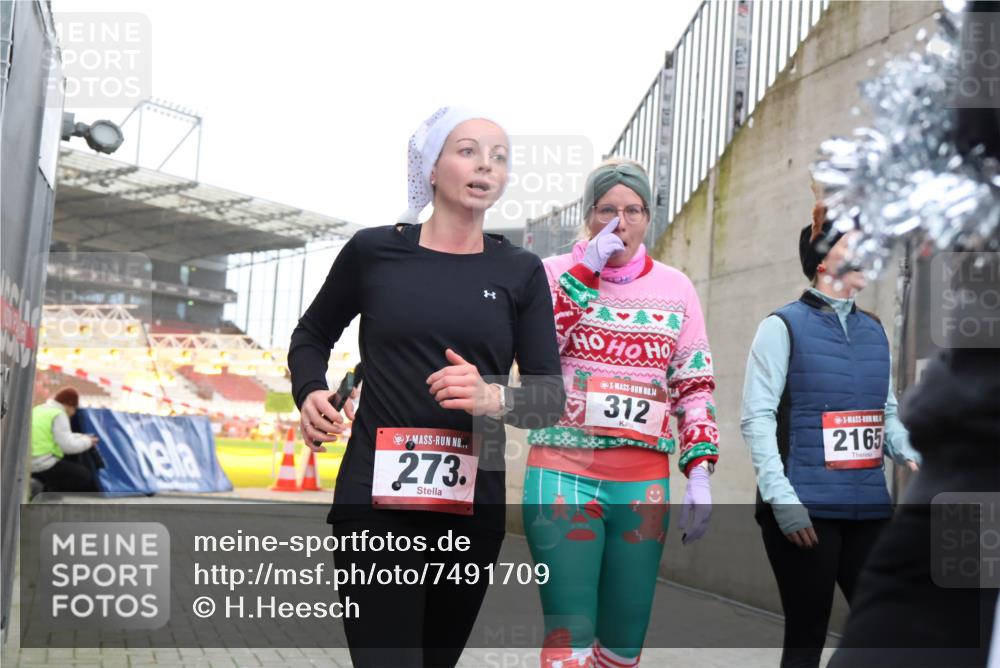 08.12.2024 - St. Pauli X-Mass-Run No. 14 H.Heesch http://msf.ph/oto/7491709 08.12.2024 10:05:35 Ziel 24, 273, 312, 1021, 1067, 1959, 2013, 2015, 2165, 2836, 3077, 3310, 3311, 3312, 3313, 3314, 3315, 3316, 3317, 3318, 273, 312, 1959, 2031, 2889, 2890, 2903, 2904, 3310, 3312, 3316 meine-sportfotos.de