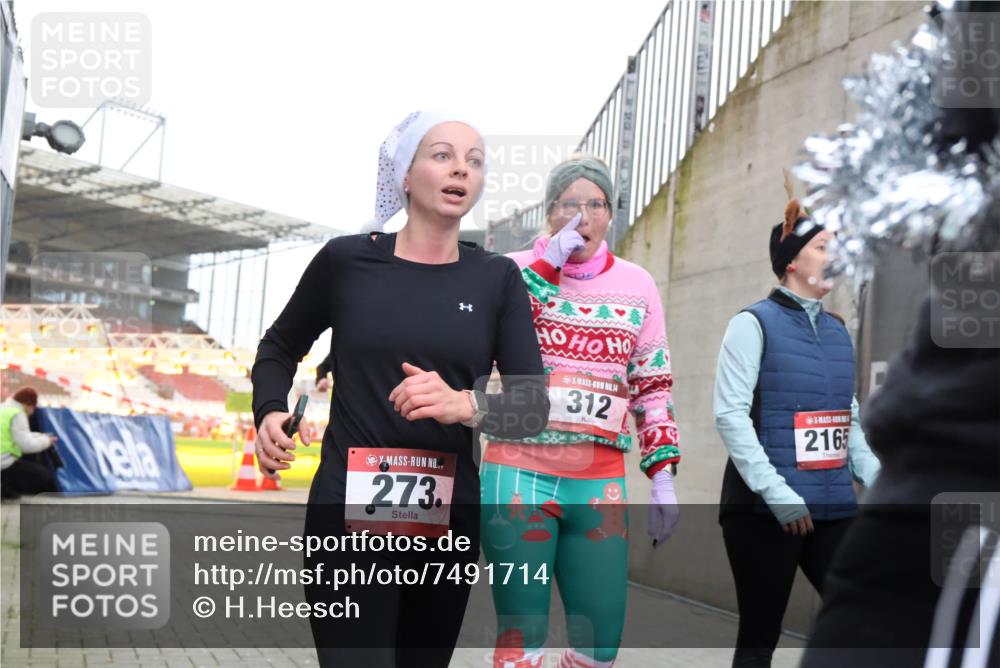 08.12.2024 - St. Pauli X-Mass-Run No. 14 H.Heesch http://msf.ph/oto/7491714 08.12.2024 10:05:35 Ziel 24, 273, 312, 1021, 1067, 1959, 2013, 2015, 2165, 2836, 3077, 3310, 3311, 3312, 3313, 3314, 3315, 3316, 3317, 3318, 273, 312, 1959, 2031, 2889, 2890, 2903, 2904, 3310, 3312, 3316 meine-sportfotos.de