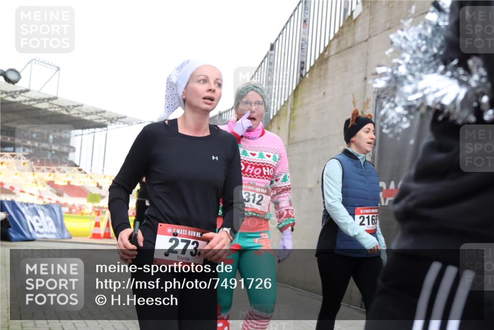 08.12.2024 - St. Pauli X-Mass-Run No. 14 H.Heesch http://msf.ph/oto/7491726 08.12.2024 10:05:35 Ziel 24, 273, 312, 1021, 1067, 1959, 2013, 2015, 2165, 2836, 3077, 3310, 3311, 3312, 3313, 3314, 3315, 3316, 3317, 3318, 273, 312, 1959, 2031, 2889, 2890, 2903, 2904, 3310, 3312, 3316 meine-sportfotos.de