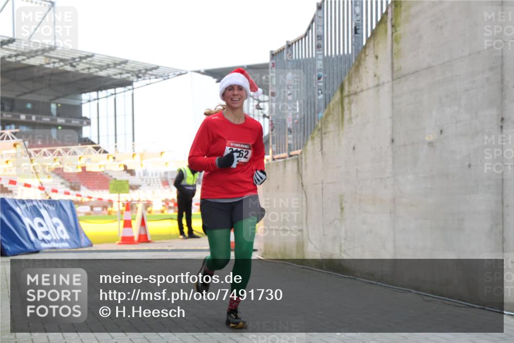 08.12.2024 - St. Pauli X-Mass-Run No. 14 H.Heesch http://msf.ph/oto/7491730 08.12.2024 09:57:35 Ziel 755, 763, 904, 1291, 1982, 2267, 3162, 3162 meine-sportfotos.de