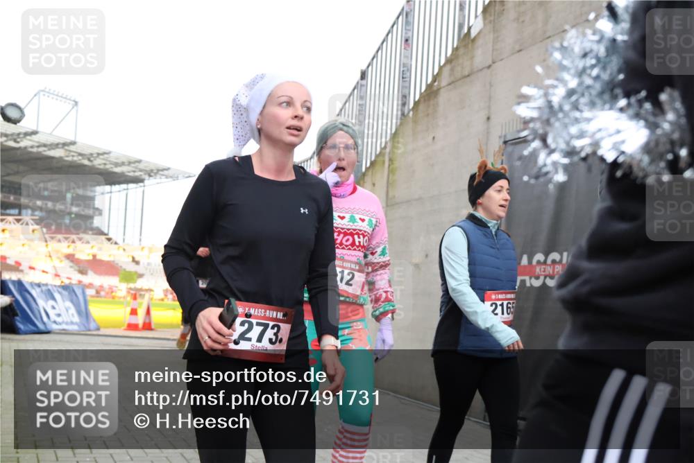 08.12.2024 - St. Pauli X-Mass-Run No. 14 H.Heesch http://msf.ph/oto/7491731 08.12.2024 10:05:35 Ziel 24, 273, 312, 1021, 1067, 1959, 2013, 2015, 2165, 2836, 3077, 3310, 3311, 3312, 3313, 3314, 3315, 3316, 3317, 3318, 273, 312, 1959, 2031, 2889, 2890, 2903, 2904, 3310, 3312, 3316 meine-sportfotos.de