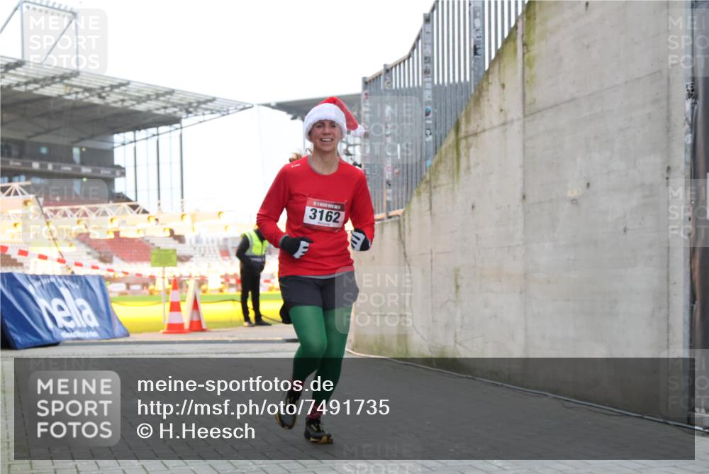 08.12.2024 - St. Pauli X-Mass-Run No. 14 H.Heesch http://msf.ph/oto/7491735 08.12.2024 09:57:35 Ziel 755, 763, 904, 1291, 1982, 2267, 3162, 3162 meine-sportfotos.de