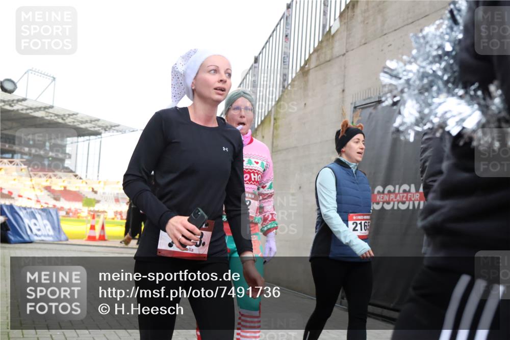 08.12.2024 - St. Pauli X-Mass-Run No. 14 H.Heesch http://msf.ph/oto/7491736 08.12.2024 10:05:35 Ziel 24, 273, 312, 1021, 1067, 1959, 2013, 2015, 2165, 2836, 3077, 3310, 3311, 3312, 3313, 3314, 3315, 3316, 3317, 3318, 273, 312, 1959, 2031, 2889, 2890, 2903, 2904, 3310, 3312, 3316 meine-sportfotos.de