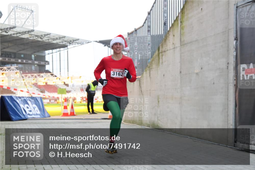 08.12.2024 - St. Pauli X-Mass-Run No. 14 H.Heesch http://msf.ph/oto/7491742 08.12.2024 09:57:35 Ziel 755, 763, 904, 1291, 1982, 2267, 3162, 3162 meine-sportfotos.de