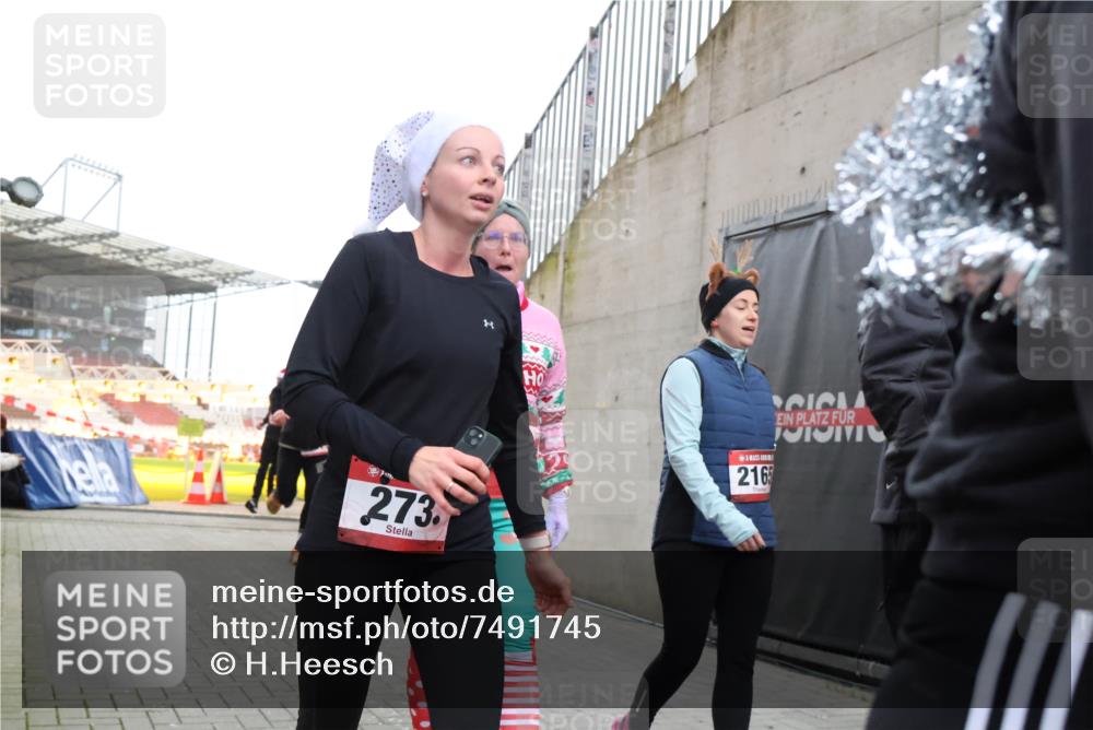 08.12.2024 - St. Pauli X-Mass-Run No. 14 H.Heesch http://msf.ph/oto/7491745 08.12.2024 10:05:36 Ziel 24, 273, 312, 1021, 1067, 1959, 2013, 2015, 2165, 2836, 3077, 3310, 3311, 3312, 3313, 3314, 3315, 3316, 3317, 3318, 273, 312, 620, 949, 1959, 2031, 2889, 2890, 2903, 2904, 3316 meine-sportfotos.de