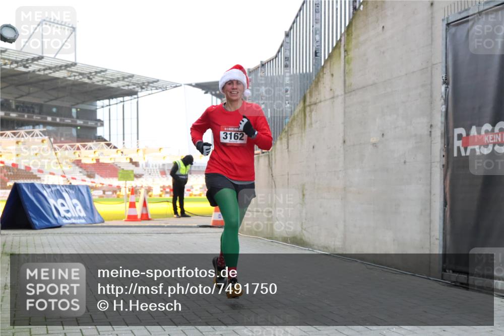 08.12.2024 - St. Pauli X-Mass-Run No. 14 H.Heesch http://msf.ph/oto/7491750 08.12.2024 09:57:35 Ziel 755, 763, 904, 1291, 1982, 2267, 3162, 3162 meine-sportfotos.de