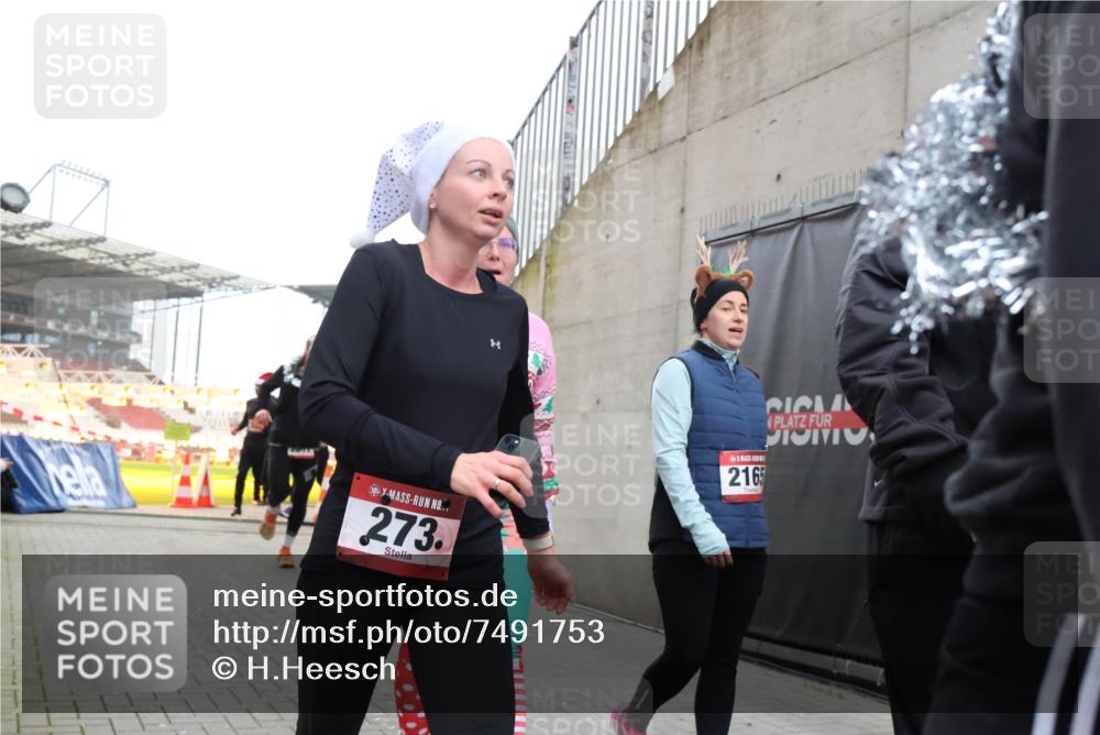 08.12.2024 - St. Pauli X-Mass-Run No. 14 H.Heesch http://msf.ph/oto/7491753 08.12.2024 10:05:36 Ziel 24, 273, 312, 1021, 1067, 1959, 2013, 2015, 2165, 2836, 3077, 3310, 3311, 3312, 3313, 3314, 3315, 3316, 3317, 3318, 273, 312, 620, 949, 1959, 2031, 2889, 2890, 2903, 2904, 3316 meine-sportfotos.de