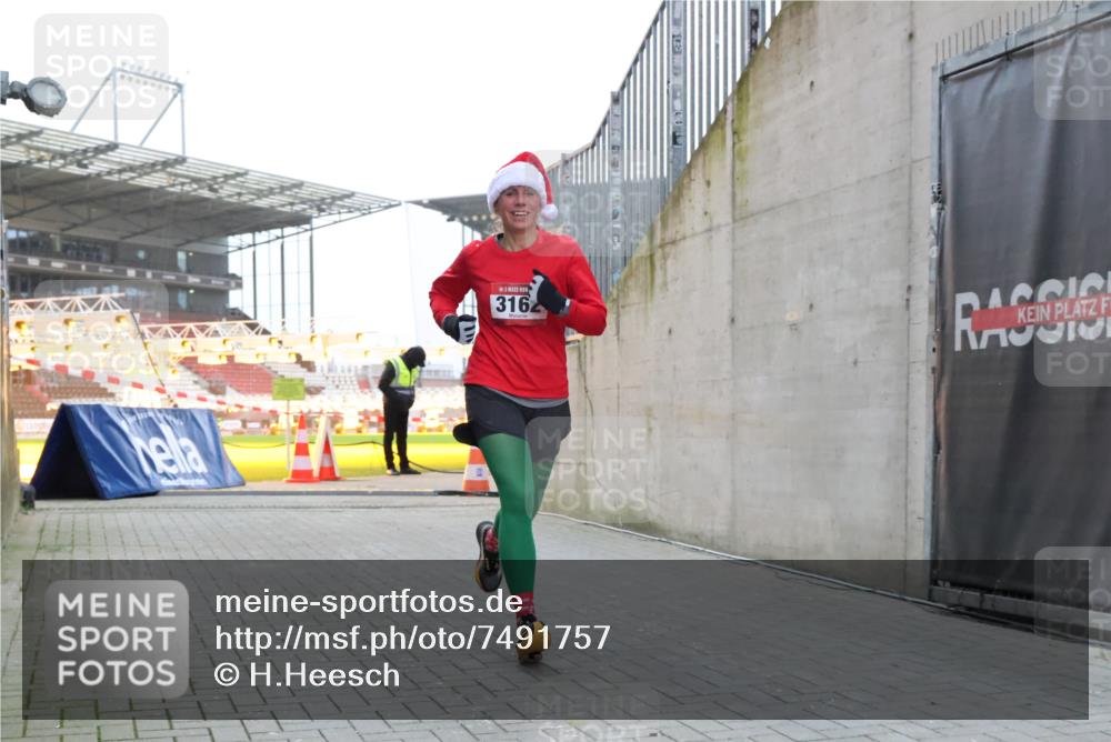 08.12.2024 - St. Pauli X-Mass-Run No. 14 H.Heesch http://msf.ph/oto/7491757 08.12.2024 09:57:35 Ziel 755, 763, 904, 1291, 1982, 2267, 3162, 3162 meine-sportfotos.de