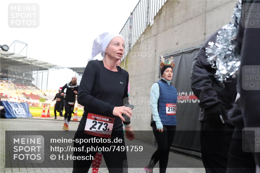 08.12.2024 - St. Pauli X-Mass-Run No. 14 H.Heesch http://msf.ph/oto/7491759 08.12.2024 10:05:36 Ziel 24, 273, 312, 1021, 1067, 1959, 2013, 2015, 2165, 2836, 3077, 3310, 3311, 3312, 3313, 3314, 3315, 3316, 3317, 3318, 273, 312, 620, 949, 1959, 2031, 2889, 2890, 2903, 2904, 3316 meine-sportfotos.de