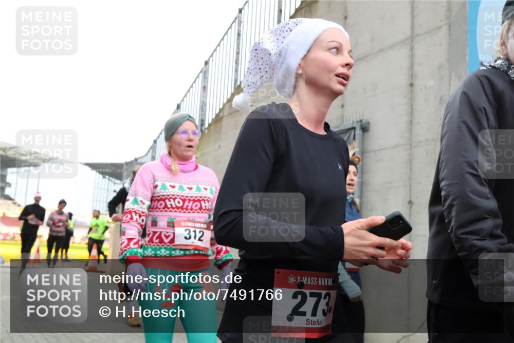 08.12.2024 - St. Pauli X-Mass-Run No. 14 H.Heesch http://msf.ph/oto/7491766 08.12.2024 10:05:37 Ziel 24, 273, 312, 1021, 1067, 1959, 2013, 2015, 2165, 2836, 3077, 3310, 3311, 3312, 3313, 3314, 3315, 3316, 3317, 3318, 620, 949, 1959, 2031, 2889, 2890, 2903, 2904 meine-sportfotos.de