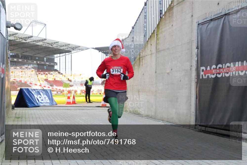 08.12.2024 - St. Pauli X-Mass-Run No. 14 H.Heesch http://msf.ph/oto/7491768 08.12.2024 09:57:35 Ziel 755, 763, 904, 1291, 1982, 2267, 3162, 3162 meine-sportfotos.de