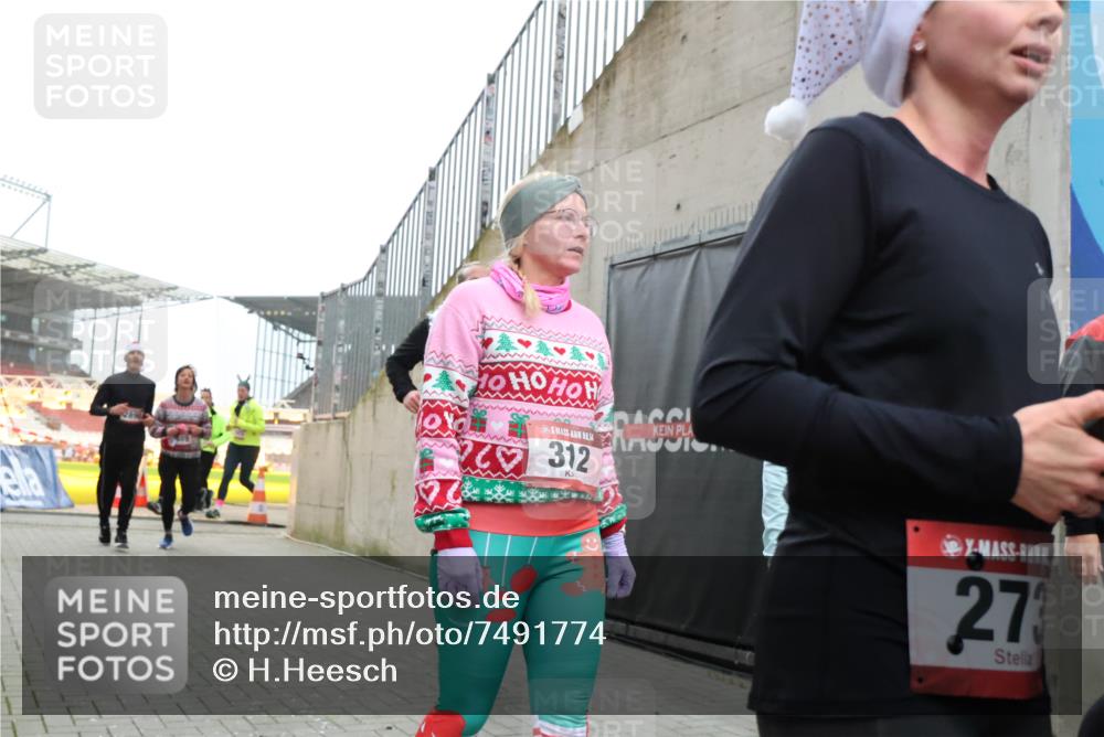 08.12.2024 - St. Pauli X-Mass-Run No. 14 H.Heesch http://msf.ph/oto/7491774 08.12.2024 10:05:37 Ziel 24, 273, 312, 1021, 1067, 1959, 2013, 2015, 2165, 2836, 3077, 3310, 3311, 3312, 3313, 3314, 3315, 3316, 3317, 3318, 620, 949, 1959, 2031, 2889, 2890, 2903, 2904 meine-sportfotos.de