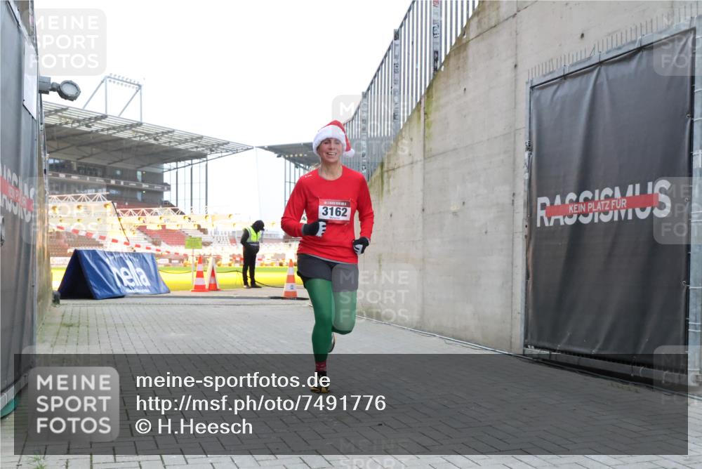 08.12.2024 - St. Pauli X-Mass-Run No. 14 H.Heesch http://msf.ph/oto/7491776 08.12.2024 09:57:35 Ziel 755, 763, 904, 1291, 1982, 2267, 3162, 3162 meine-sportfotos.de