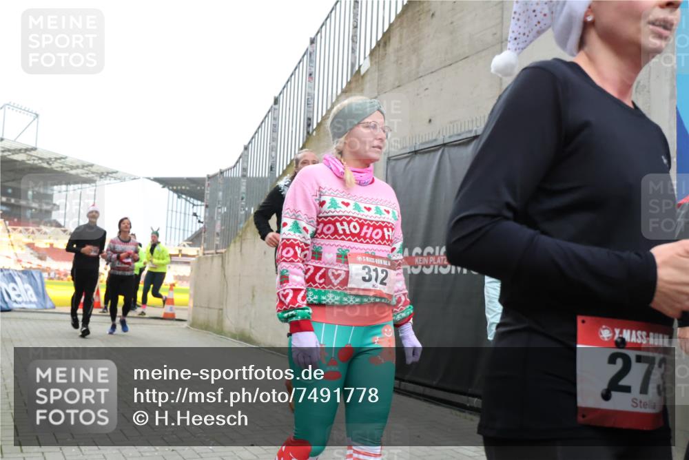 08.12.2024 - St. Pauli X-Mass-Run No. 14 H.Heesch http://msf.ph/oto/7491778 08.12.2024 10:05:37 Ziel 24, 273, 312, 1021, 1067, 1959, 2013, 2015, 2165, 2836, 3077, 3310, 3311, 3312, 3313, 3314, 3315, 3316, 3317, 3318, 620, 949, 1959, 2031, 2889, 2890, 2903, 2904 meine-sportfotos.de