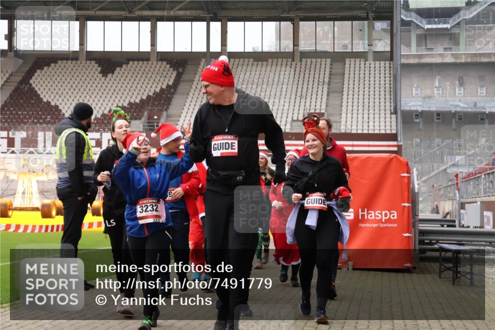 08.12.2024 - St. Pauli X-Mass-Run No. 14 Yannick Fuchs http://msf.ph/oto/7491779 08.12.2024 10:43:17 Ziel 307, 491, 557, 957, 1030, 1038, 1091, 1103, 1144, 1155, 1304, 1411, 1515, 1519, 3232, 3236 meine-sportfotos.de