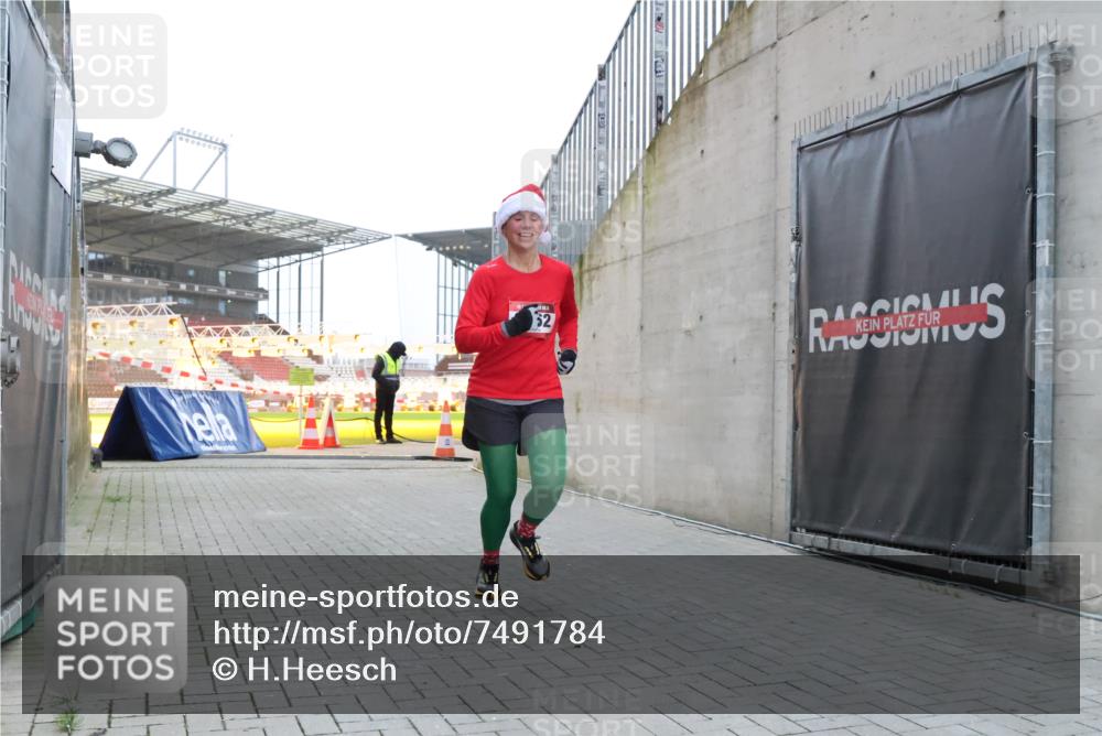 08.12.2024 - St. Pauli X-Mass-Run No. 14 H.Heesch http://msf.ph/oto/7491784 08.12.2024 09:57:35 Ziel 755, 763, 904, 1291, 1982, 2267, 3162, 3162 meine-sportfotos.de