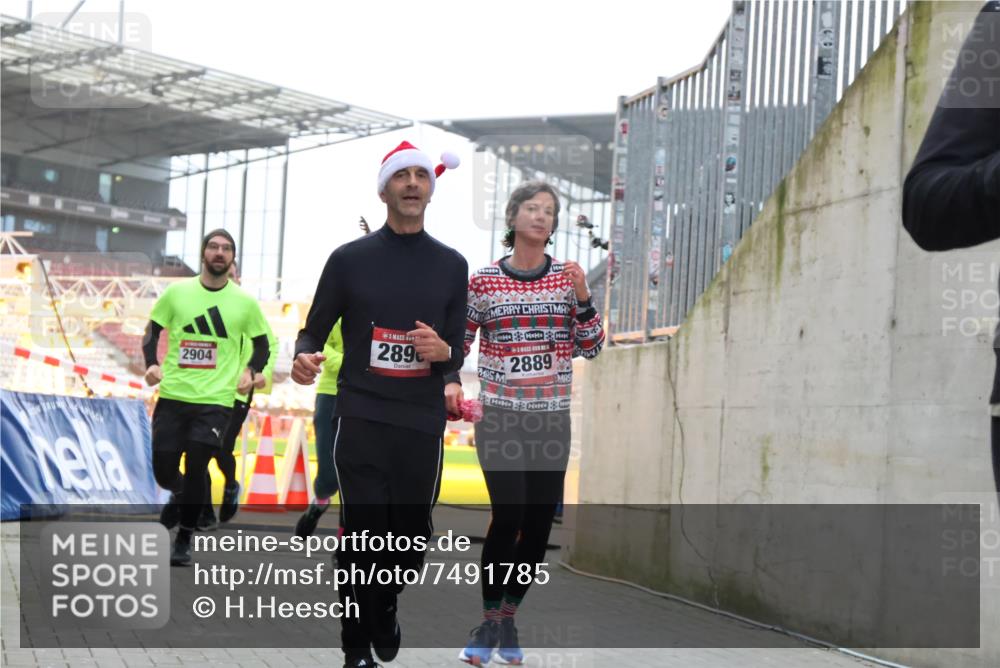 08.12.2024 - St. Pauli X-Mass-Run No. 14 H.Heesch http://msf.ph/oto/7491785 08.12.2024 10:05:38 Ziel 24, 273, 312, 1959, 2013, 2015, 2165, 2836, 3077, 3310, 3311, 3312, 3313, 3314, 3315, 3316, 3317, 3318, 620, 949, 2031, 2889, 2890, 2903, 2904 meine-sportfotos.de