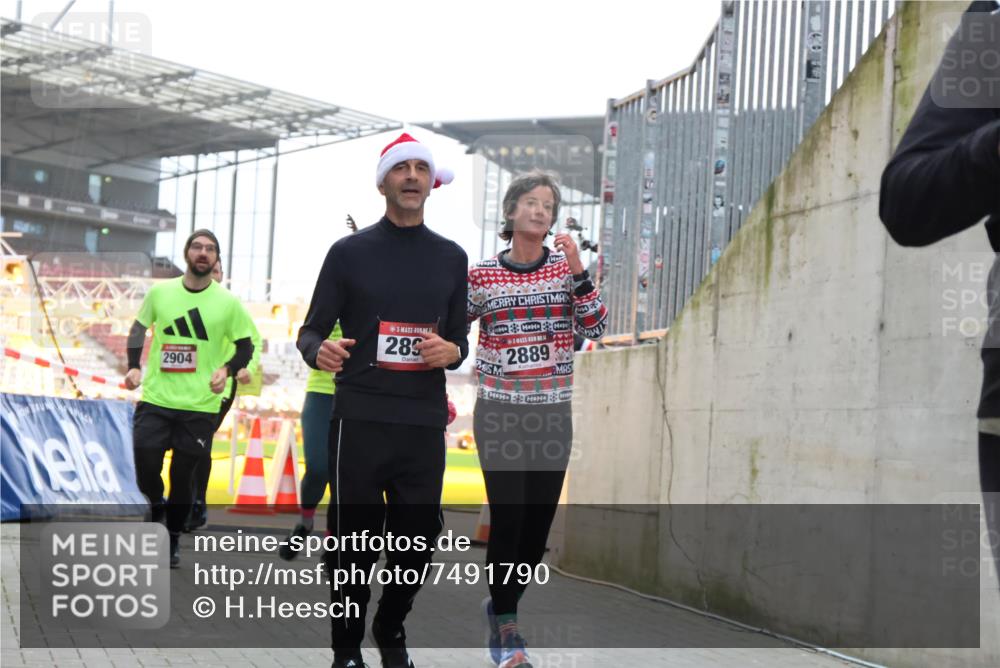 08.12.2024 - St. Pauli X-Mass-Run No. 14 H.Heesch http://msf.ph/oto/7491790 08.12.2024 10:05:39 Ziel 24, 273, 312, 1959, 2015, 2031, 2165, 2836, 3077, 3310, 3311, 3312, 3313, 3314, 3315, 3316, 3317, 3318, 620, 949, 2031, 2889, 2890, 2903, 2904 meine-sportfotos.de