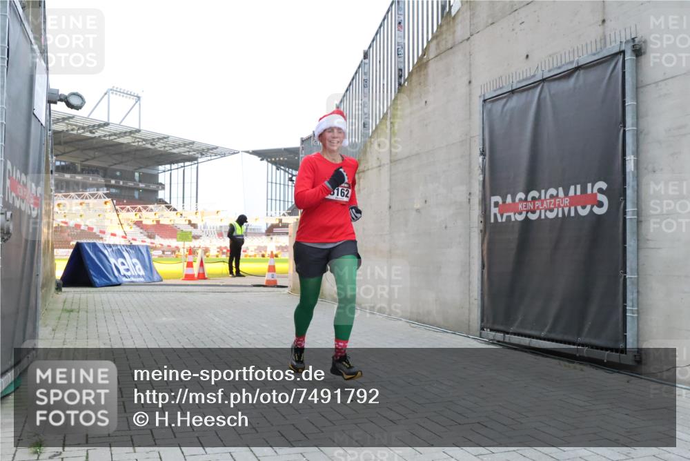 08.12.2024 - St. Pauli X-Mass-Run No. 14 H.Heesch http://msf.ph/oto/7491792 08.12.2024 09:57:35 Ziel 755, 763, 904, 1291, 1982, 2267, 3162, 3162 meine-sportfotos.de