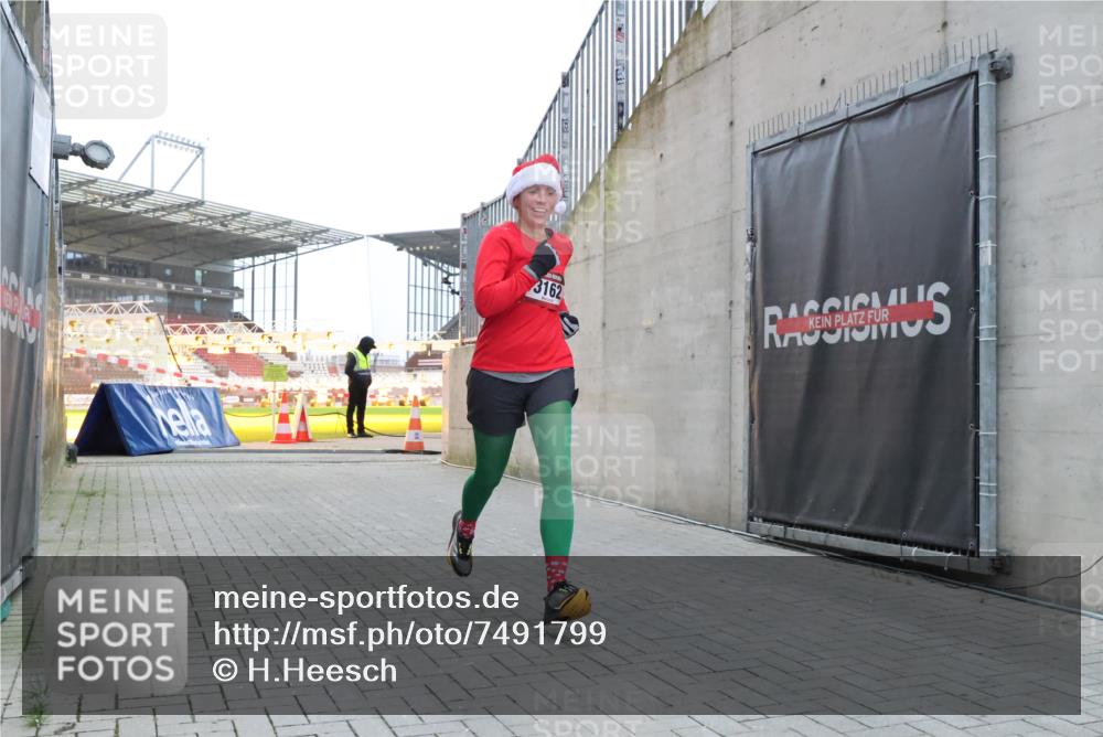 08.12.2024 - St. Pauli X-Mass-Run No. 14 H.Heesch http://msf.ph/oto/7491799 08.12.2024 09:57:35 Ziel 755, 763, 904, 1291, 1982, 2267, 3162, 3162 meine-sportfotos.de