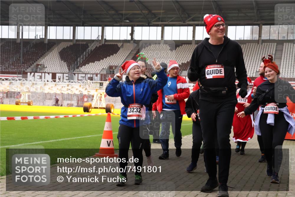 08.12.2024 - St. Pauli X-Mass-Run No. 14 Yannick Fuchs http://msf.ph/oto/7491801 08.12.2024 10:43:19 Ziel 307, 491, 557, 957, 1030, 1038, 1091, 1103, 1144, 1155, 1304, 1411, 1515, 1519, 3232, 3236 meine-sportfotos.de