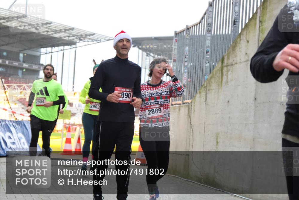 08.12.2024 - St. Pauli X-Mass-Run No. 14 H.Heesch http://msf.ph/oto/7491802 08.12.2024 10:05:39 Ziel 24, 273, 312, 1959, 2015, 2031, 2165, 2836, 3077, 3310, 3311, 3312, 3313, 3314, 3315, 3316, 3317, 3318, 620, 949, 2031, 2889, 2890, 2903, 2904 meine-sportfotos.de