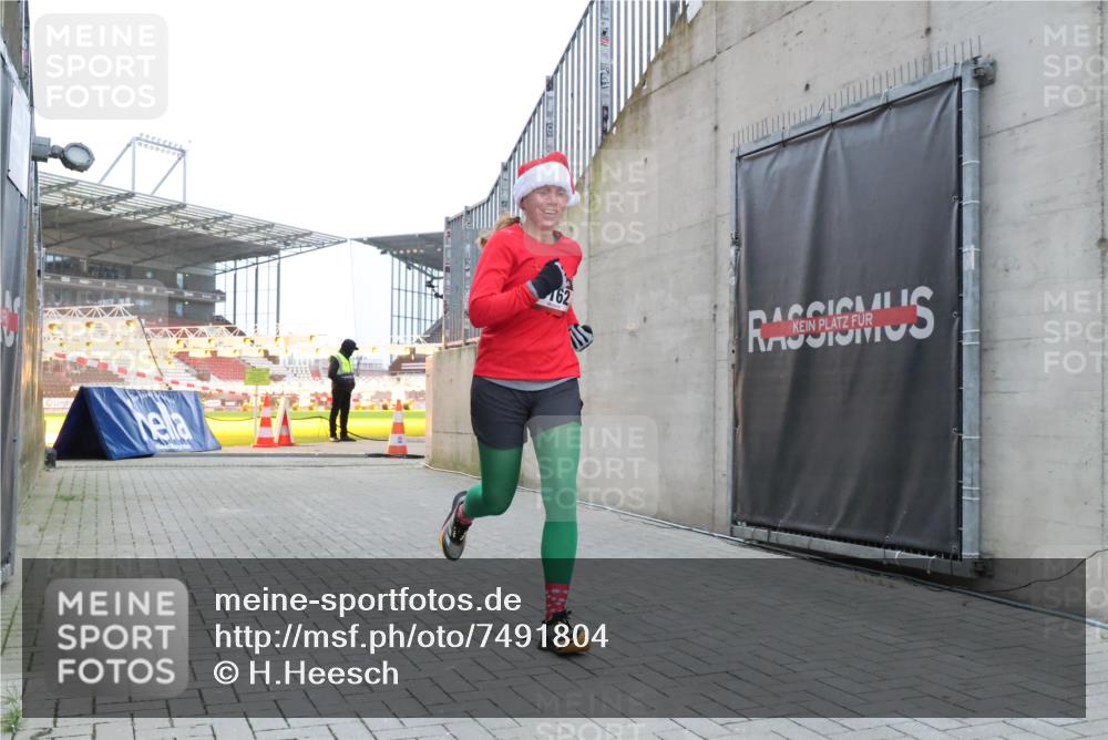 08.12.2024 - St. Pauli X-Mass-Run No. 14 H.Heesch http://msf.ph/oto/7491804 08.12.2024 09:57:35 Ziel 755, 763, 904, 1291, 1982, 2267, 3162, 3162 meine-sportfotos.de