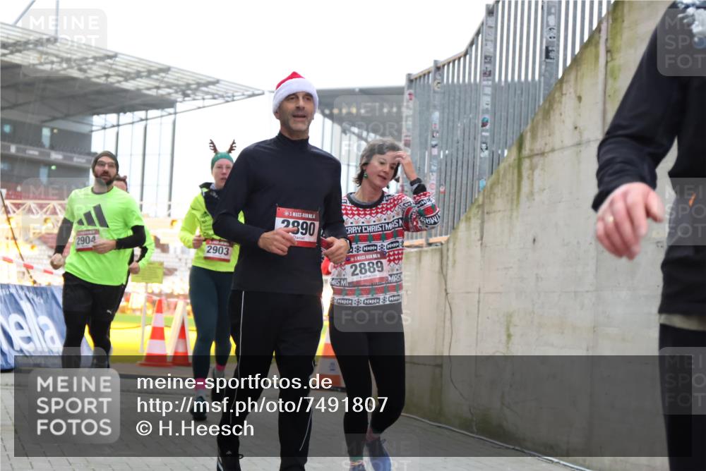 08.12.2024 - St. Pauli X-Mass-Run No. 14 H.Heesch http://msf.ph/oto/7491807 08.12.2024 10:05:39 Ziel 24, 273, 312, 1959, 2015, 2031, 2165, 2836, 3077, 3310, 3311, 3312, 3313, 3314, 3315, 3316, 3317, 3318, 620, 949, 2031, 2889, 2890, 2903, 2904 meine-sportfotos.de