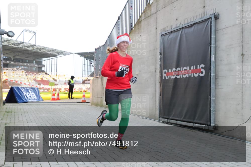 08.12.2024 - St. Pauli X-Mass-Run No. 14 H.Heesch http://msf.ph/oto/7491812 08.12.2024 09:57:36 Ziel 755, 763, 904, 1291, 1982, 2267, 3162, 3162 meine-sportfotos.de