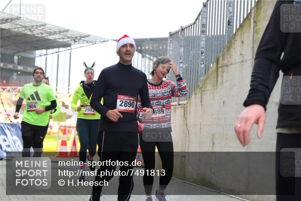 08.12.2024 - St. Pauli X-Mass-Run No. 14 H.Heesch http://msf.ph/oto/7491813 08.12.2024 10:05:39 Ziel 24, 273, 312, 1959, 2015, 2031, 2165, 2836, 3077, 3310, 3311, 3312, 3313, 3314, 3315, 3316, 3317, 3318, 620, 949, 2031, 2889, 2890, 2903, 2904 meine-sportfotos.de