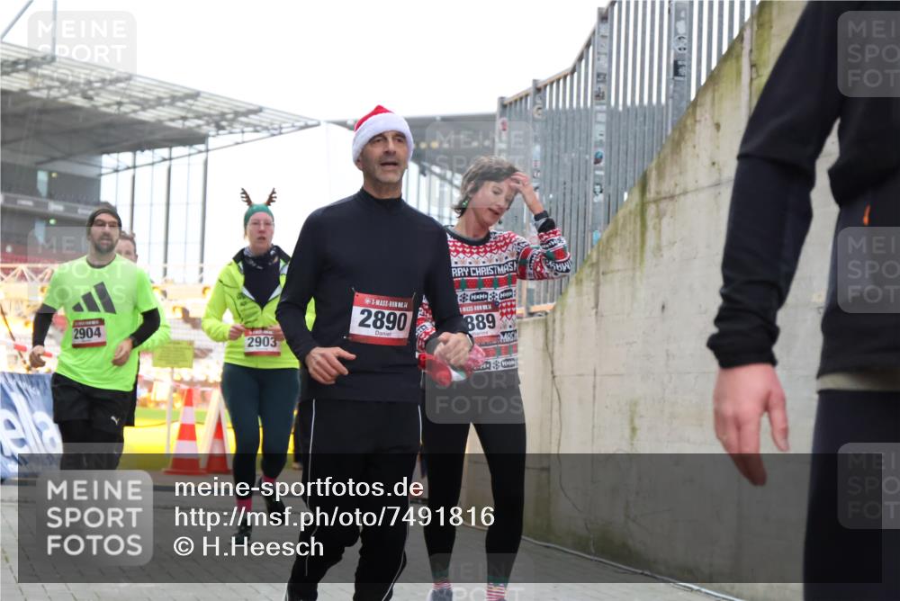 08.12.2024 - St. Pauli X-Mass-Run No. 14 H.Heesch http://msf.ph/oto/7491816 08.12.2024 10:05:39 Ziel 24, 273, 312, 1959, 2015, 2031, 2165, 2836, 3077, 3310, 3311, 3312, 3313, 3314, 3315, 3316, 3317, 3318, 620, 949, 2031, 2889, 2890, 2903, 2904 meine-sportfotos.de