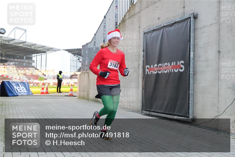 08.12.2024 - St. Pauli X-Mass-Run No. 14 H.Heesch http://msf.ph/oto/7491818 08.12.2024 09:57:36 Ziel 755, 763, 904, 1291, 1982, 2267, 3162, 3162 meine-sportfotos.de