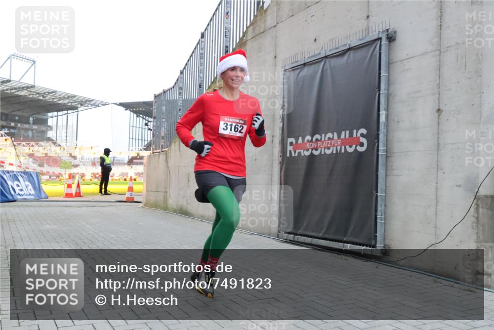 08.12.2024 - St. Pauli X-Mass-Run No. 14 H.Heesch http://msf.ph/oto/7491823 08.12.2024 09:57:36 Ziel 755, 763, 904, 1291, 1982, 2267, 3162, 3162 meine-sportfotos.de