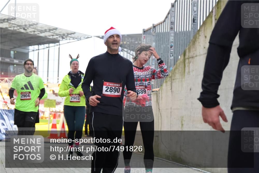 08.12.2024 - St. Pauli X-Mass-Run No. 14 H.Heesch http://msf.ph/oto/7491826 08.12.2024 10:05:39 Ziel 24, 273, 312, 1959, 2015, 2031, 2165, 2836, 3077, 3310, 3311, 3312, 3313, 3314, 3315, 3316, 3317, 3318, 620, 949, 2031, 2889, 2890, 2903, 2904 meine-sportfotos.de