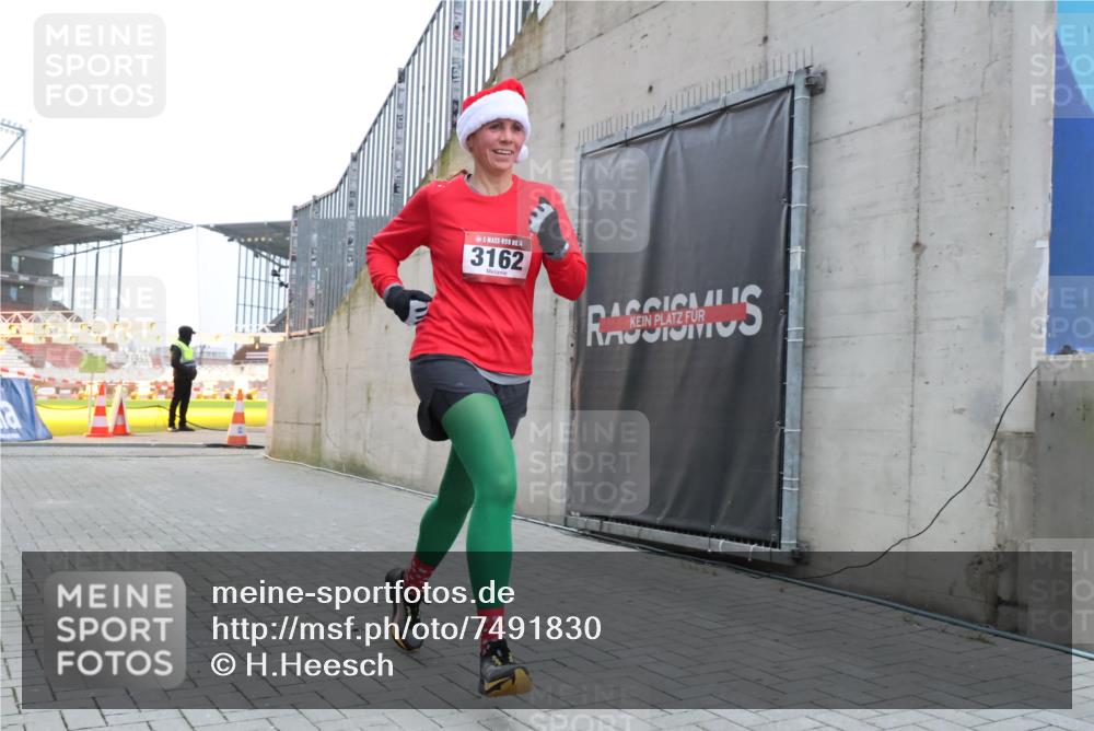 08.12.2024 - St. Pauli X-Mass-Run No. 14 H.Heesch http://msf.ph/oto/7491830 08.12.2024 09:57:36 Ziel 755, 763, 904, 1291, 1982, 2267, 3162, 3162 meine-sportfotos.de